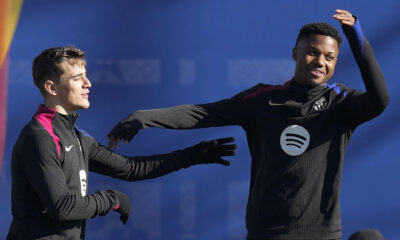 El delantero del FC Barcelona, Ansu Fati (d) y el centrocampista del FC Barcelona, Gavi durante el entrenamiento de este martes.EFE/ Enric Fontcuberta