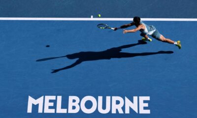 El español Carlos Alcaraz, tercer favorito, en su partido del Abierto de Australia contra el británico Jack Draper. EFE/ Joel Carrett