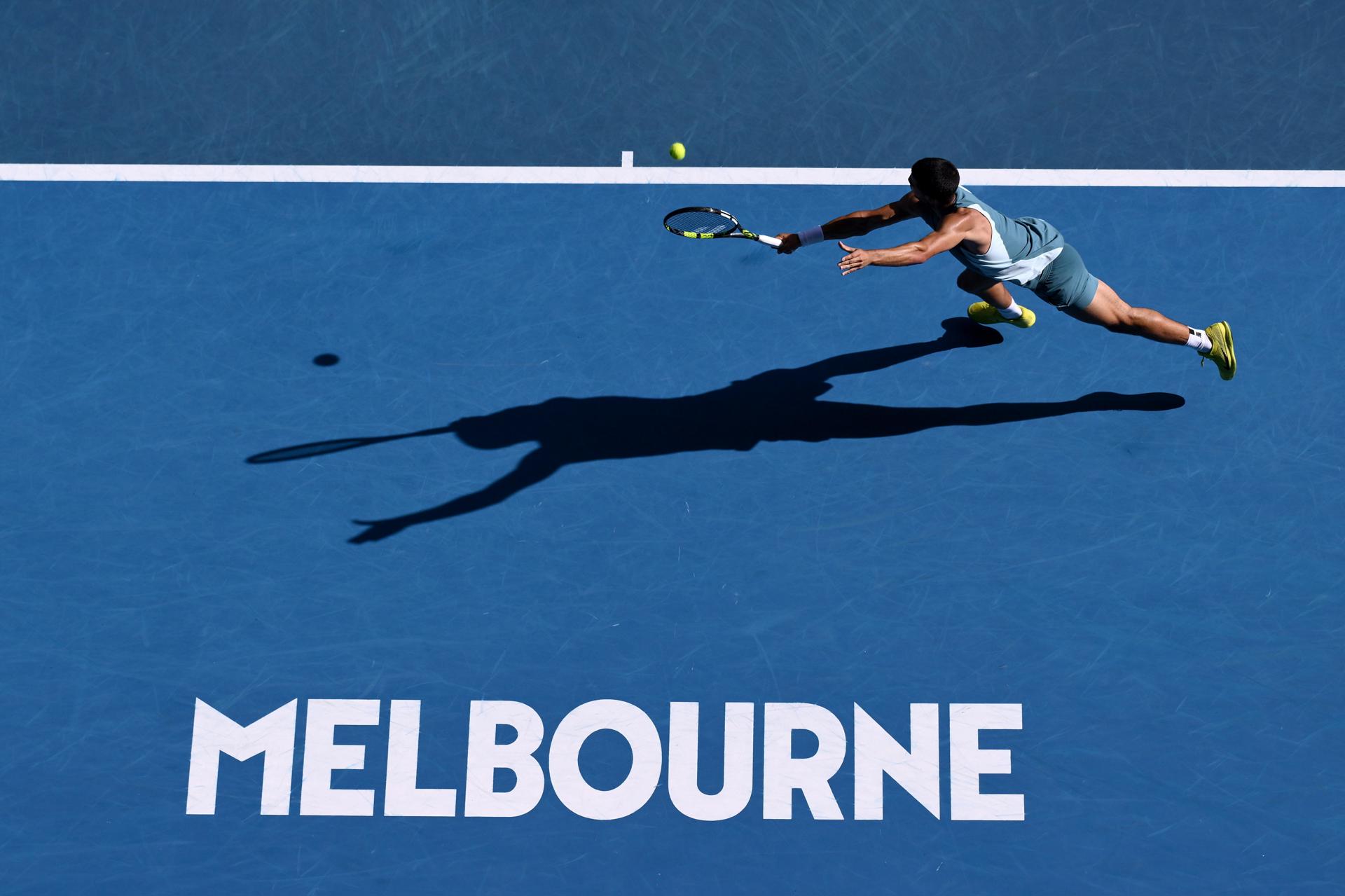 El español Carlos Alcaraz, tercer favorito, en su partido del Abierto de Australia contra el británico Jack Draper. EFE/ Joel Carrett