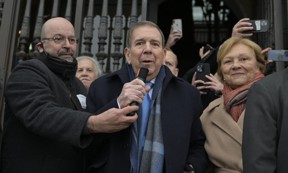 El líder opositor venezolano Edmundo González Urrutia (c) habla frente a simpatizantes luego de una reunión privada con el secretario de la OEA Luis Almagro este lunes, en el edificio principal de la organización en Washington DC (EE.UU.). EFE/ Lenin Nolly