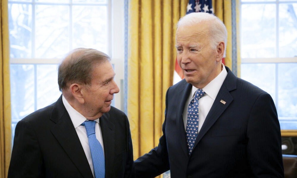 Fotografía cedida por la oficina de prensa de Edmundo González del líder opositor venezolano Edmundo González Urrutia (i) durante una reunión con el presidente de los Estados Unidos, Joe Biden, este lunes, en la Casa Blanca en Washington (EE.UU.). EFE/ Oficina de prensa de Edmundo González /SOLO USO EDITORIAL/ SOLO DISPONIBLE PARA ILUSTRAR LA NOTICIA QUE ACOMPAÑA (CRÉDITO OBLIGATORIO)