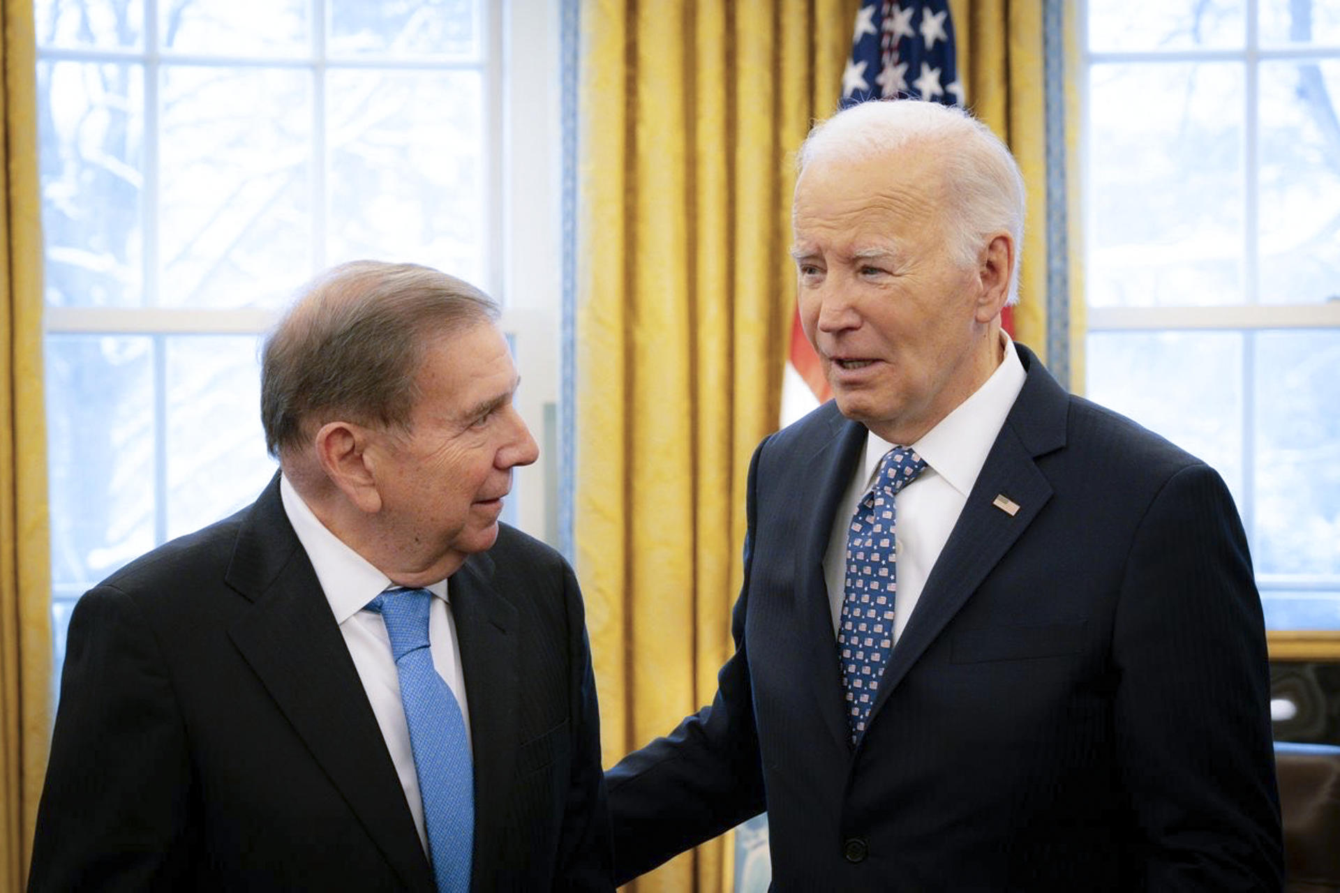 Fotografía cedida por la oficina de prensa de Edmundo González del líder opositor venezolano Edmundo González Urrutia (i) durante una reunión con el presidente de los Estados Unidos, Joe Biden, este lunes, en la Casa Blanca en Washington (EE.UU.). EFE/ Oficina de prensa de Edmundo González /SOLO USO EDITORIAL/ SOLO DISPONIBLE PARA ILUSTRAR LA NOTICIA QUE ACOMPAÑA (CRÉDITO OBLIGATORIO)