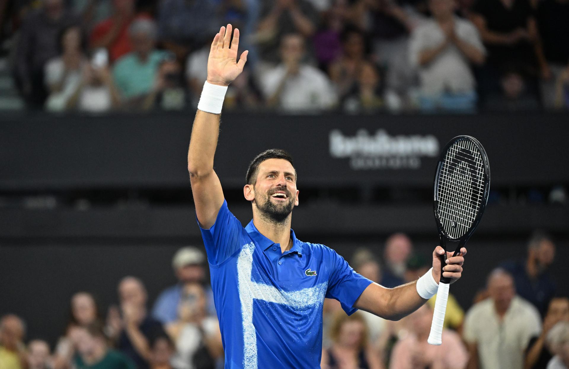 El tenista serbio Novak Djokovic celebra su victoria ante el francés Gael Monfils en el torneo de Brisbane, este jueves 2 de enero. (Tenis, Francia) EFE/EPA/DARREN ENGLAND AUSTRALIA AND NEW ZEALAND OUT