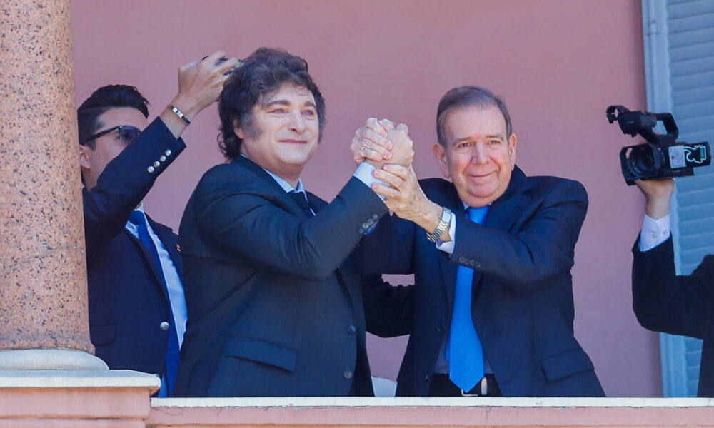 El presidente de Argentina, Javier Milei (i), posa con el líder opositor venezolano Edmundo González Urrutia en la Casa Rosada en Buenos Aires (Argentina). EFE/ Juan Ignacio Roncoroni