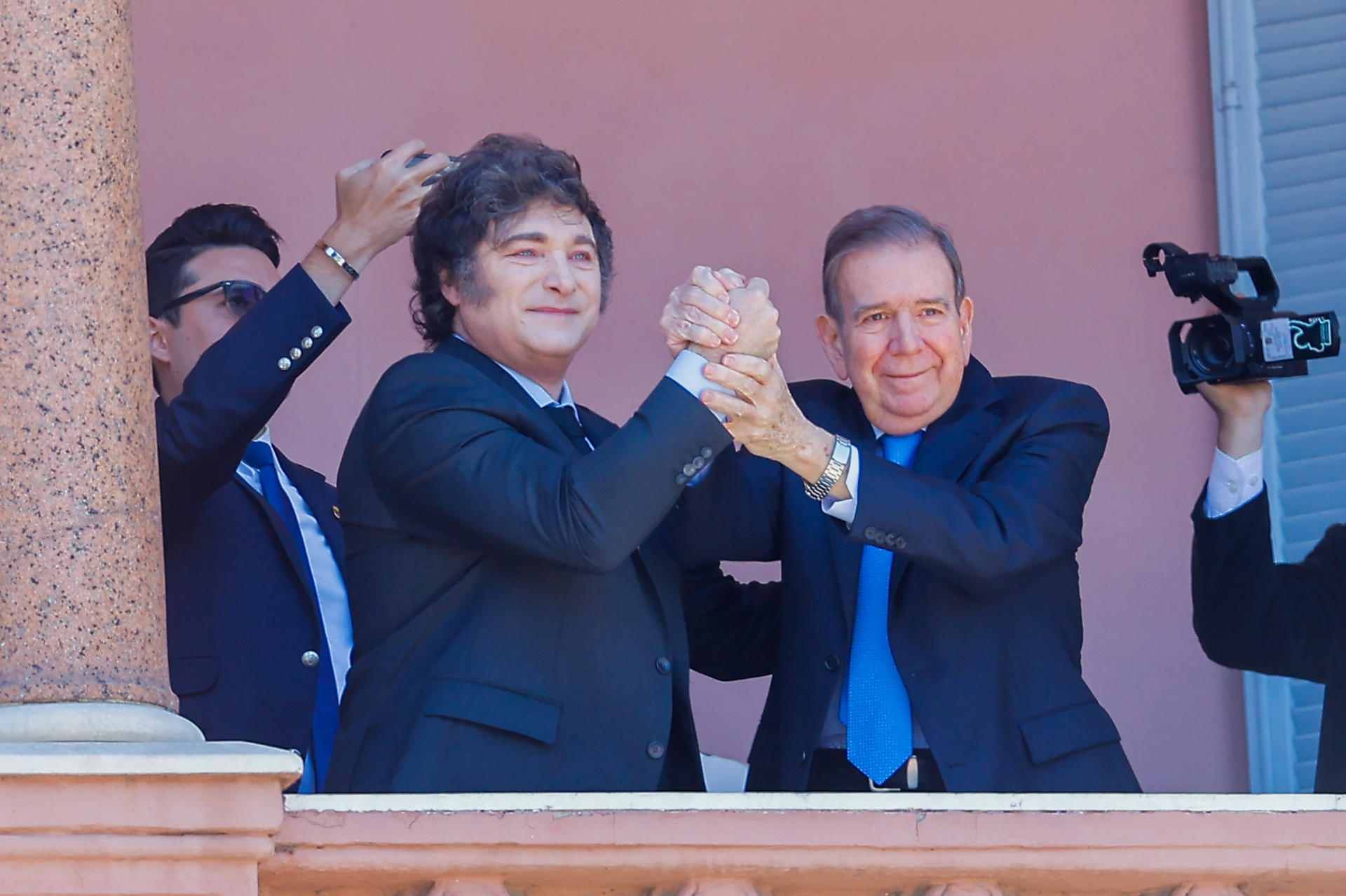 El presidente de Argentina, Javier Milei (i), posa con el líder opositor venezolano Edmundo González Urrutia en la Casa Rosada en Buenos Aires (Argentina). EFE/ Juan Ignacio Roncoroni