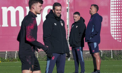 El defensa del Sevilla Kike Salas durante el entrenamiento con su equipo al que llegaron agentes de la Policía Nacional que le acompañaron desde la Ciudad Deportiva del Sevilla hasta la comisaría de Morón de la Frontera (Sevilla), su localidad natal, para que prestase declaración por forzar supuestamente que le  mostraran tarjetas amarillas la pasada temporada para que personas de su confianza ganasen dinero en apuestas deportivas, tras lo que quedó en libertad como investigado. EFE/David Arjona