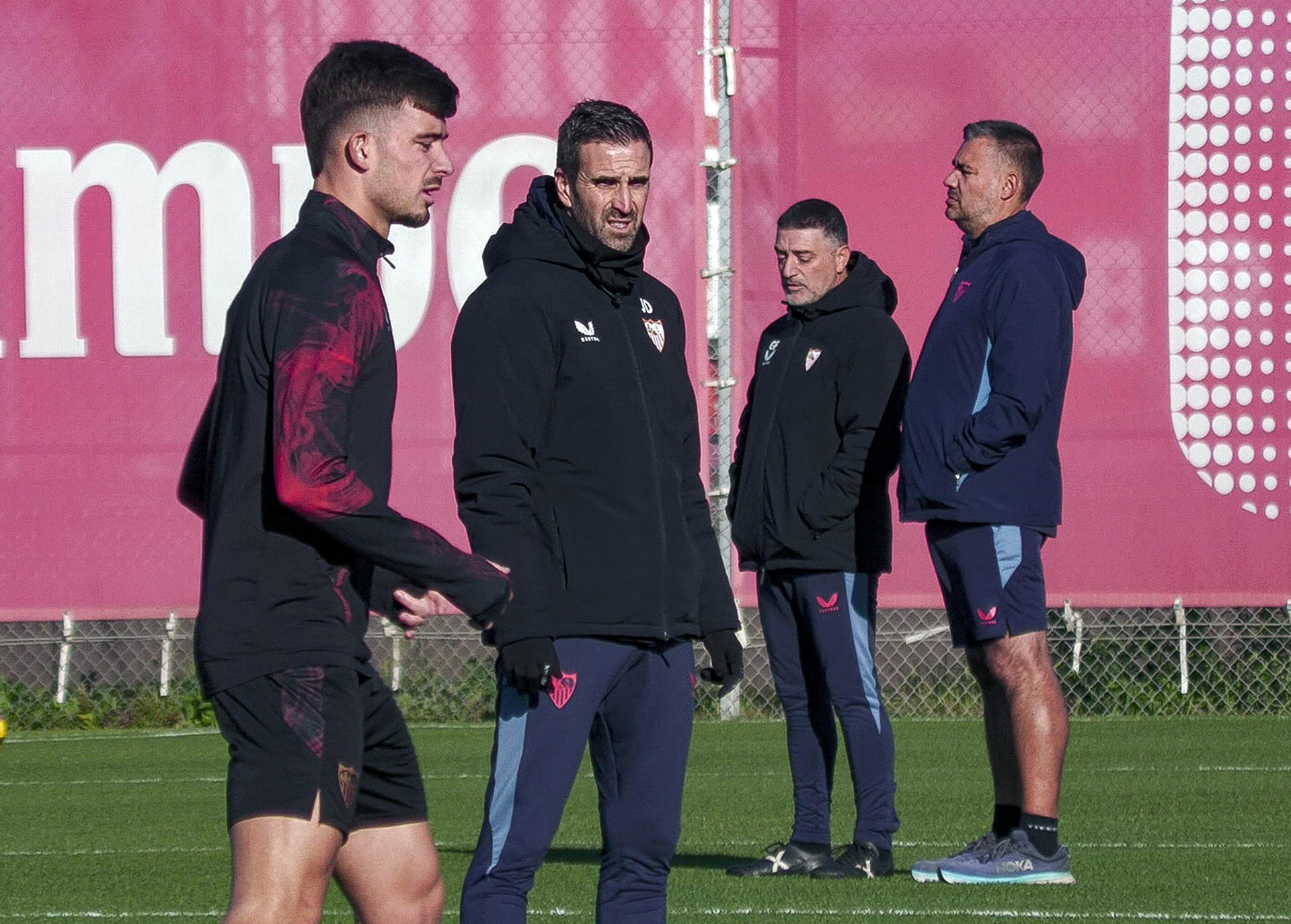 El defensa del Sevilla Kike Salas durante el entrenamiento con su equipo al que llegaron agentes de la Policía Nacional que le acompañaron desde la Ciudad Deportiva del Sevilla hasta la comisaría de Morón de la Frontera (Sevilla), su localidad natal, para que prestase declaración por forzar supuestamente que le  mostraran tarjetas amarillas la pasada temporada para que personas de su confianza ganasen dinero en apuestas deportivas, tras lo que quedó en libertad como investigado. EFE/David Arjona