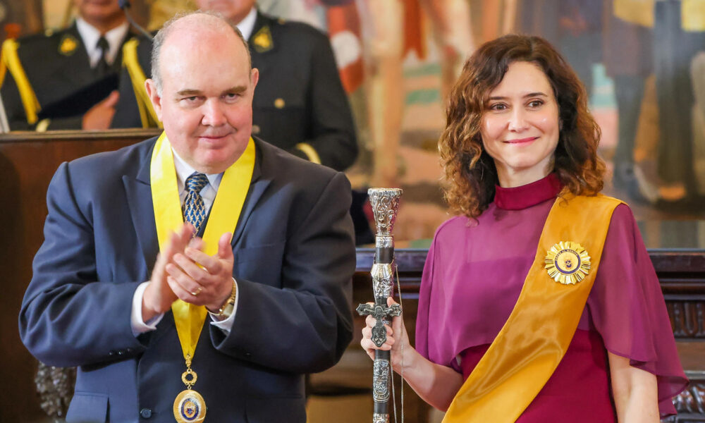 El alcalde de Lima, Rafael López Aliaga (i), condecora con la Orden al Mérito en grado Gran Cruz a la presidenta de la Comunidad de Madrid, Isabel Díaz Ayuso, este sábado en Palacio Municipal de Lima (Perú). EFE/ Aldair Mejía