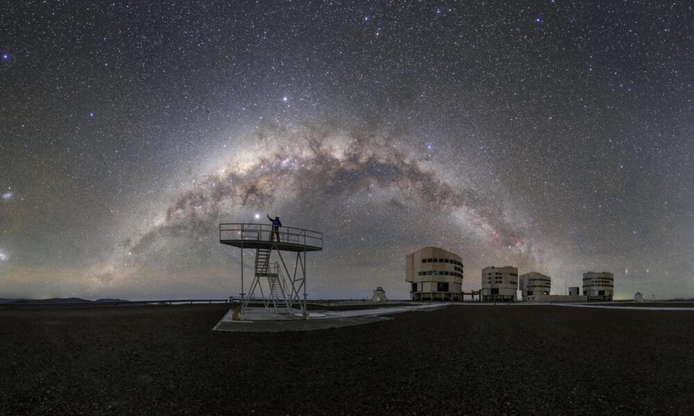 Cielo nocturno en el Observatorio Paranal. Crédito: P. Horálek/Observatorio Europeo Austral (ESO)