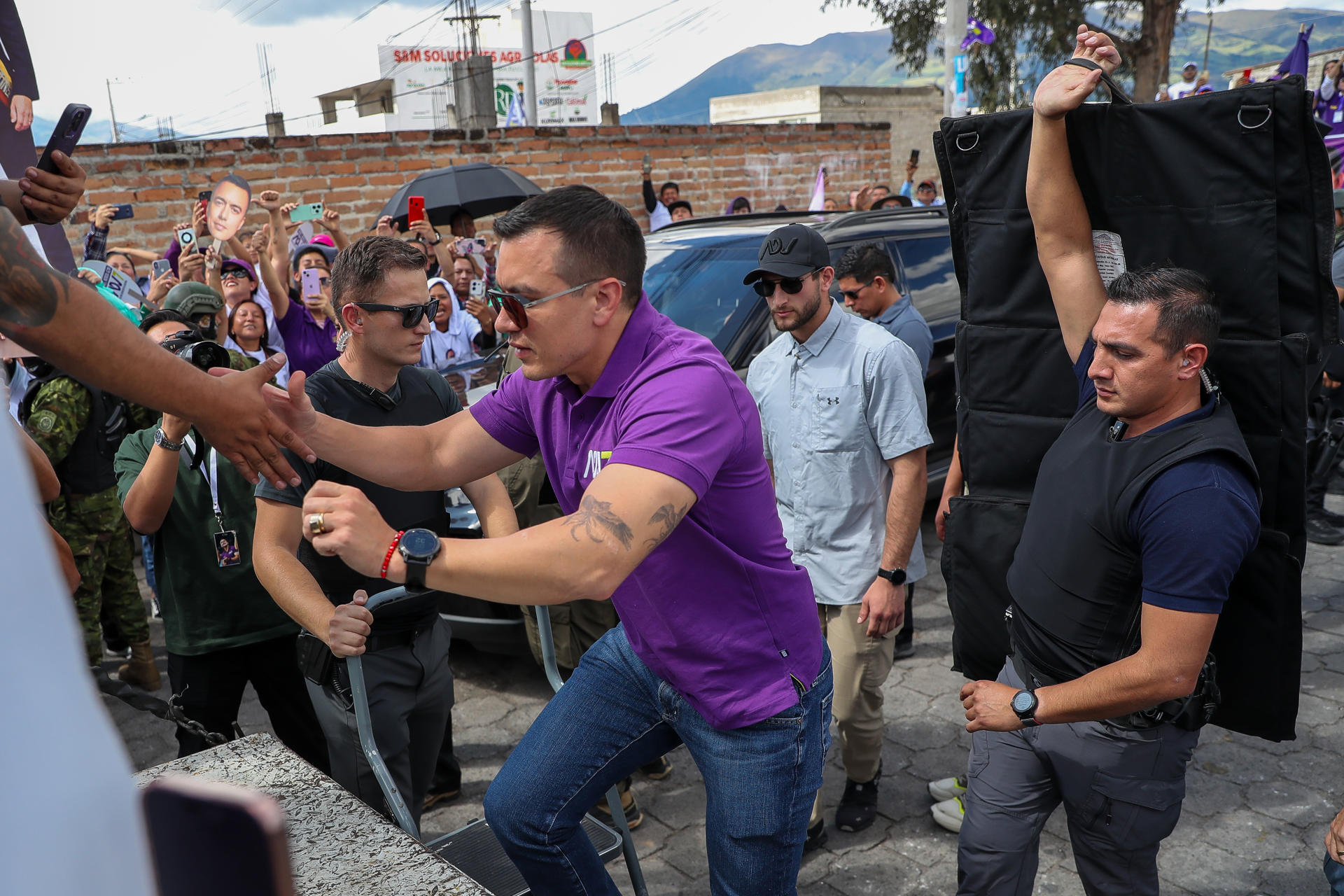 El presidente de Ecuador, Daniel Noboa, a su llegada este sábado a Cayambe (Ecuador). EFE/ José Jácome