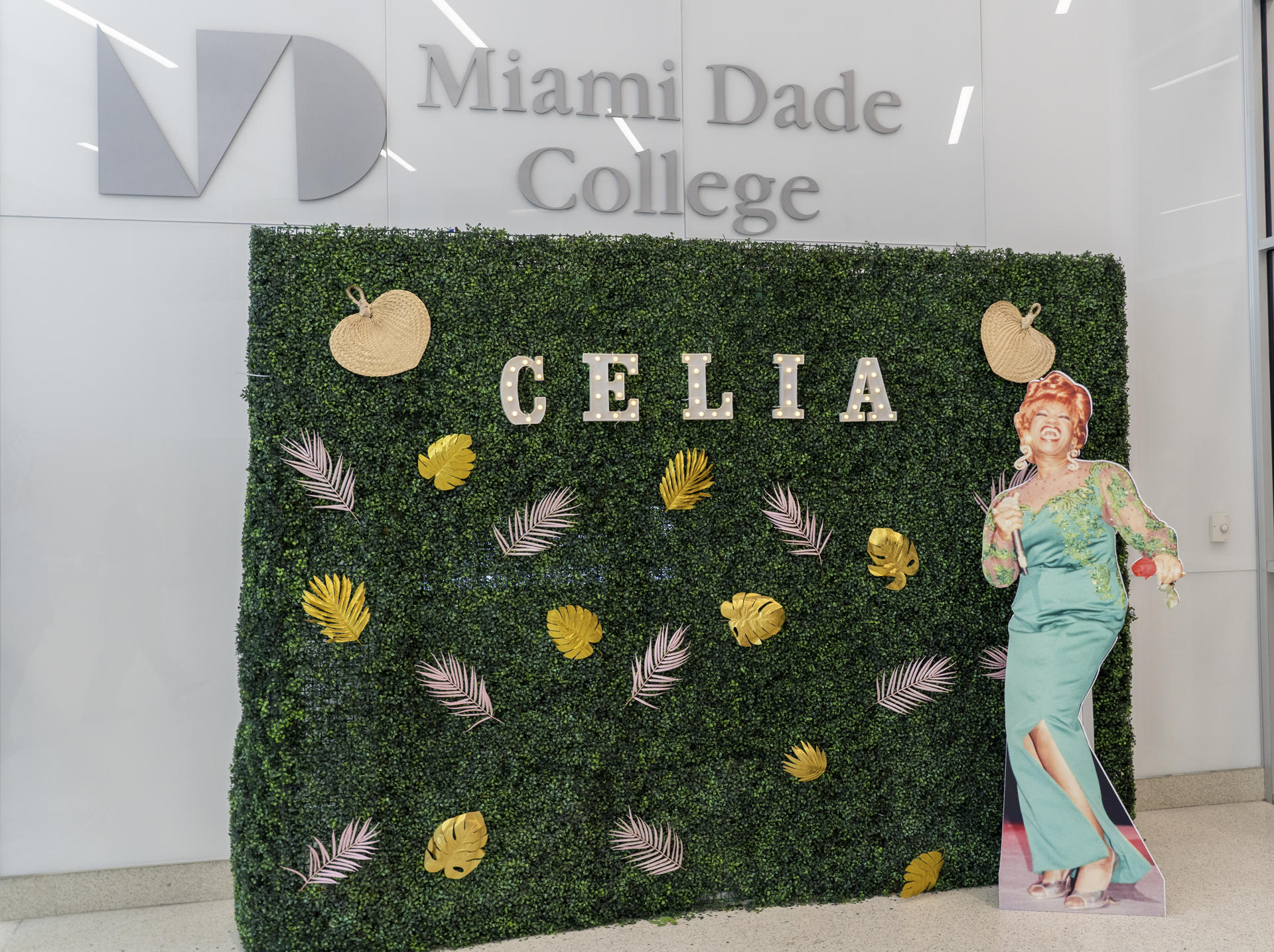 Fotografía cedida por la universidad Miami Dade College (MDC) de una imagen de la cantante cubana Celia Cruz durante la inauguración de la exposición 'Celia Cruz: Work' este miércoles, en la Galería de Arte del Recinto Hialeah del MDC en Miami (Estados Unidos). EFE/ Miami Dade College