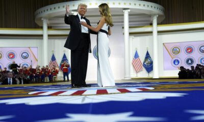 El presidente de Estados Unidos, Donald Trump (i), y la primera dama, Melania Trump, danzan en el baile Commander in Chief, parte de la 60.ª investidura presidencial en Washington, DC (EE.UU.). EFE/Evan Vucci / POOL