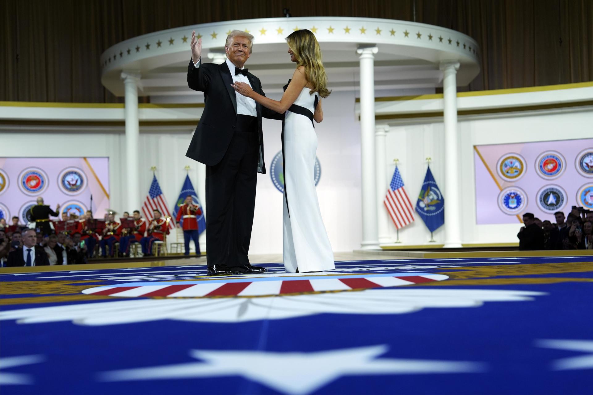 El presidente de Estados Unidos, Donald Trump (i), y la primera dama, Melania Trump, danzan en el baile Commander in Chief, parte de la 60.ª investidura presidencial en Washington, DC (EE.UU.). EFE/Evan Vucci / POOL