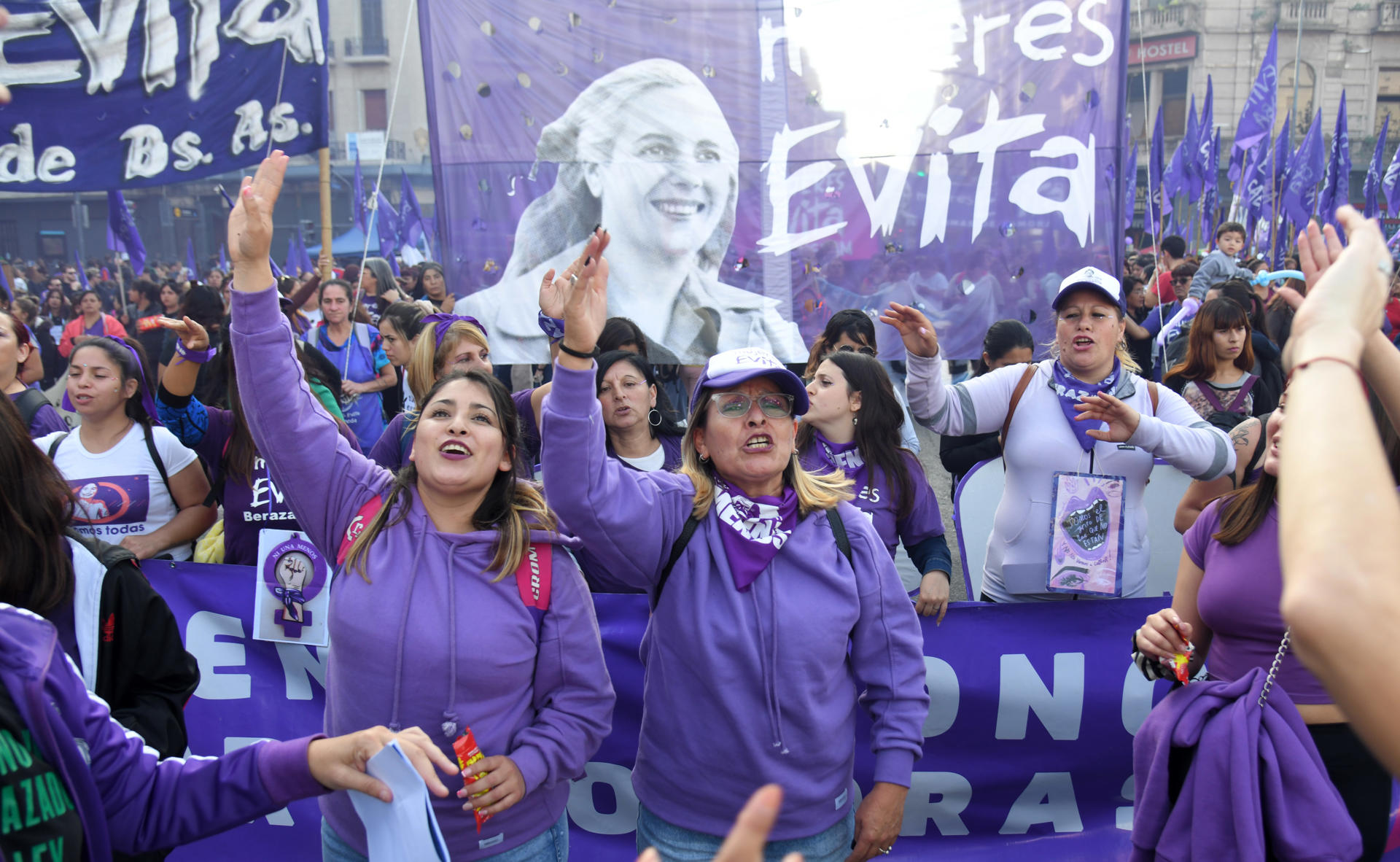 Fotografía de archivo del 3 de junio de 2023 de mujeres en una movilización contra la violencia machista, en Buenos Aires (Argentina). EFE/ Enrique García Medina ARCHIVO