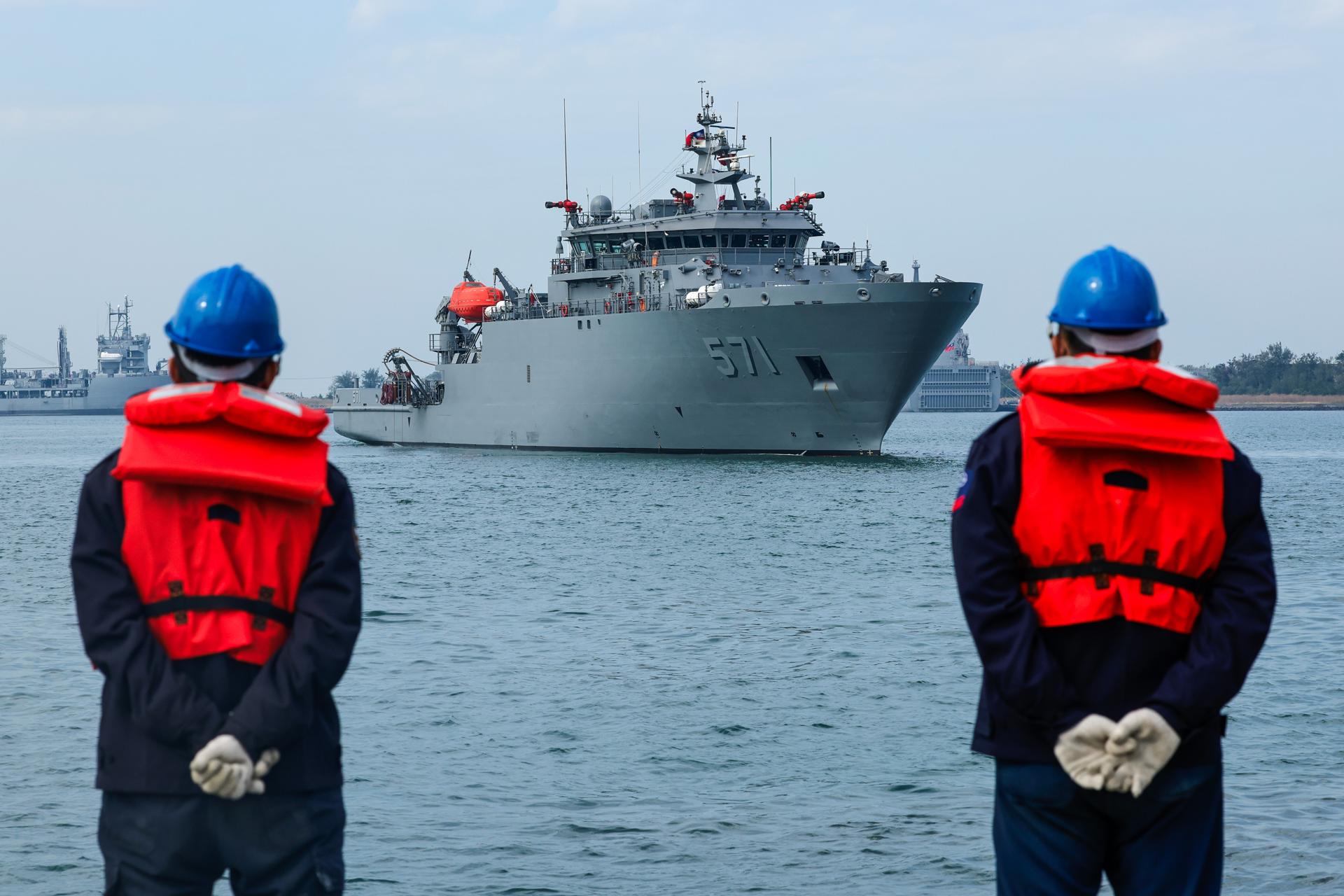 El Da Wu (ARS-571), un buque de rescate y salvamento de la marina de Taiwán, realiza maniobras durante un simulacro en Kaohsiung, Taiwán, el 9 de enero de 2025. EFE/EPA/Ritchie B. Tongo