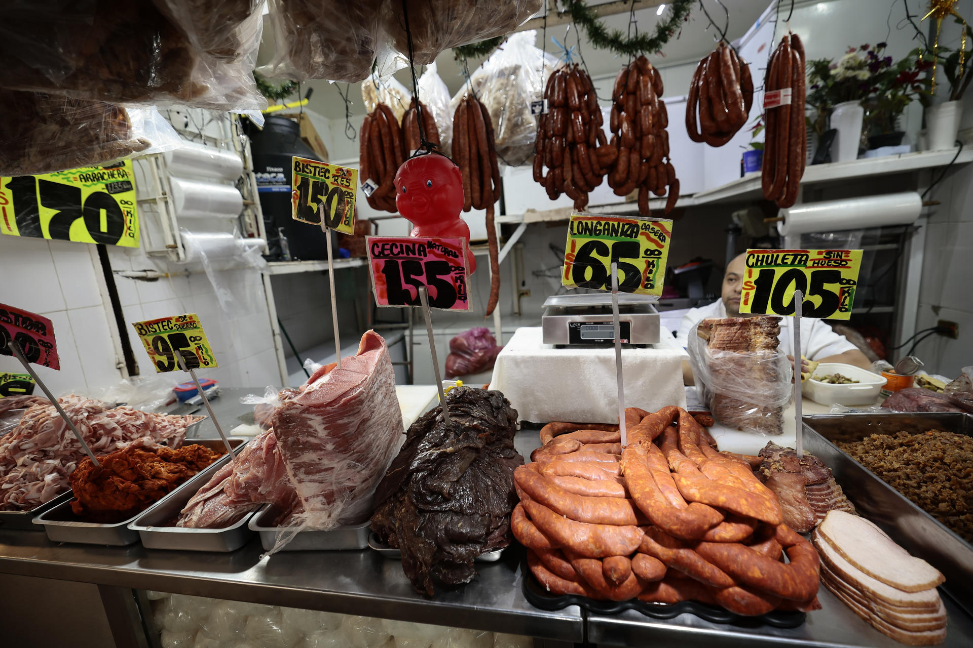 Fotografía de un puesto de carnes este jueves, en la Central de Abasto de la Ciudad de México (México). EFE/ José Méndez