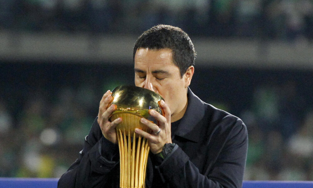 El entrenador mexicano de Atlético Nacional, Efraín Juárez, le da un beso a la copa luego de ganar el título de la Liga Profesional de Colombia, en una foto de archivo. EFE/ STR