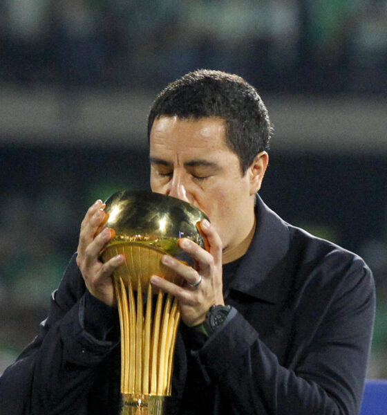 El entrenador mexicano de Atlético Nacional, Efraín Juárez, le da un beso a la copa luego de ganar el título de la Liga Profesional de Colombia, en una foto de archivo. EFE/ STR