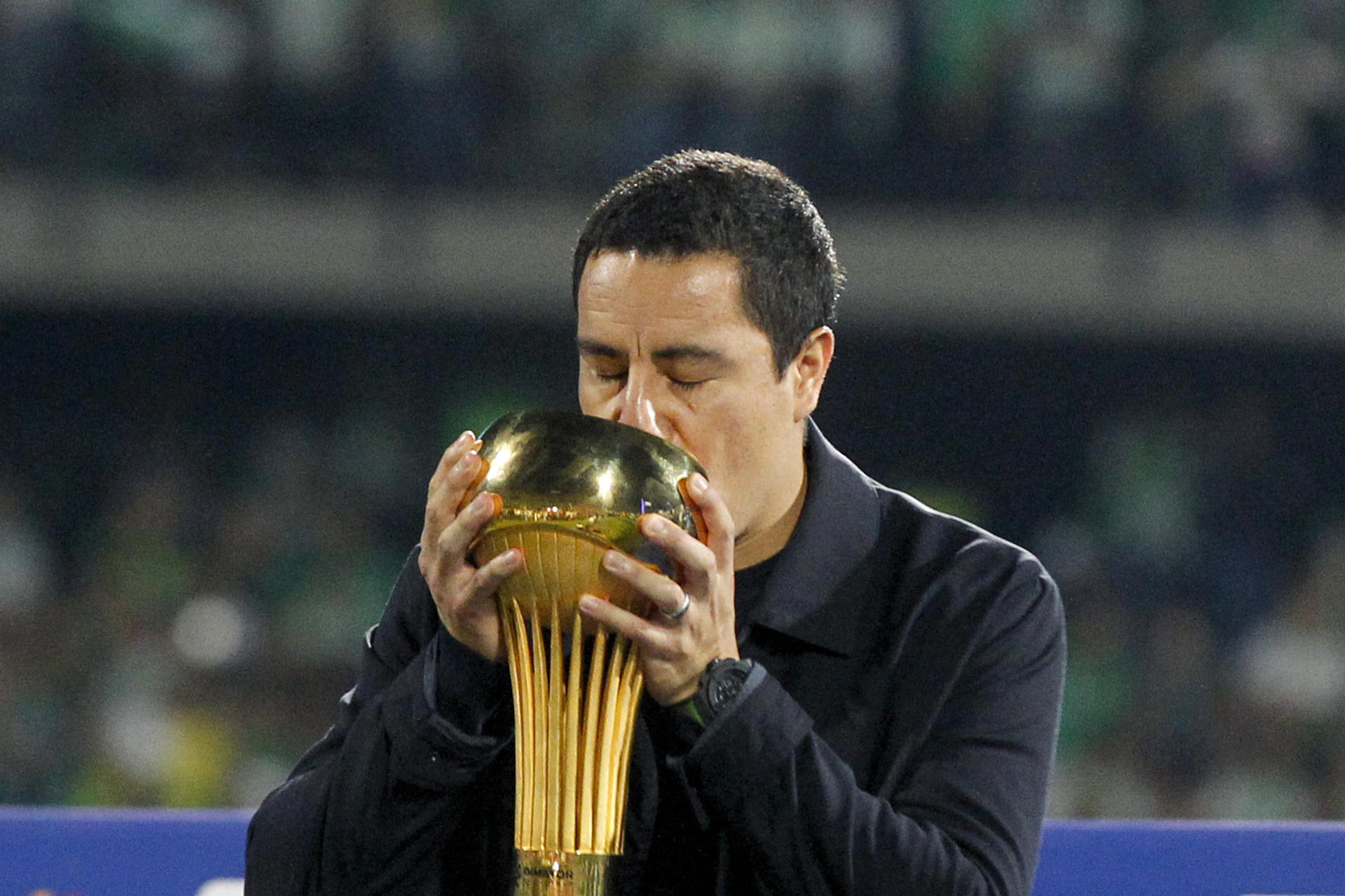 El entrenador mexicano de Atlético Nacional, Efraín Juárez, le da un beso a la copa luego de ganar el título de la Liga Profesional de Colombia, en una foto de archivo. EFE/ STR