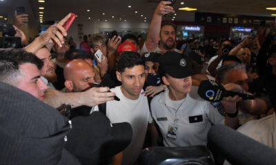 El futbolista argentino Gonzalo Montiel, a su llegada a Buenos Aires para fichar por River Plate. EFE/ Enrique García Medina