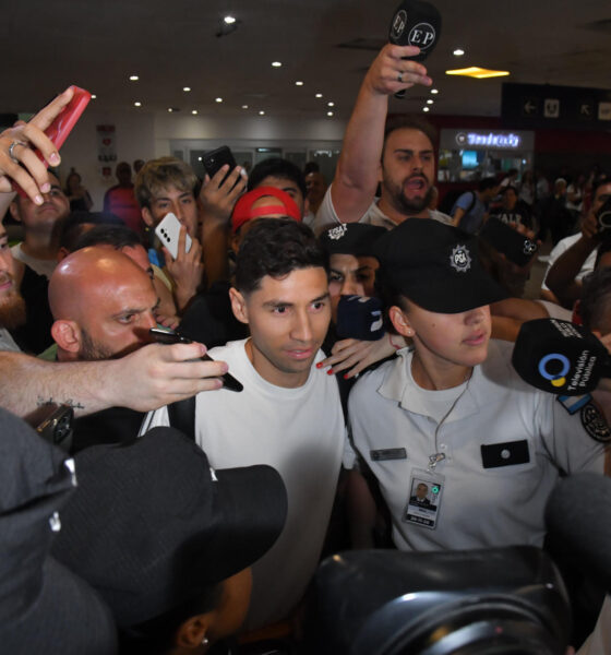 El futbolista argentino Gonzalo Montiel, a su llegada a Buenos Aires para fichar por River Plate. EFE/ Enrique García Medina