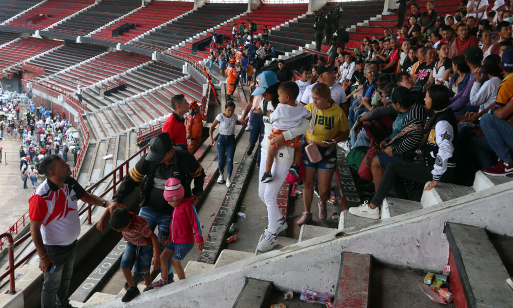 Desplazados por la violencia en el Catatumbo se reúnen en el estadio General Santander, en Cúcuta (Colombia). EFE/ Mario Caicedo