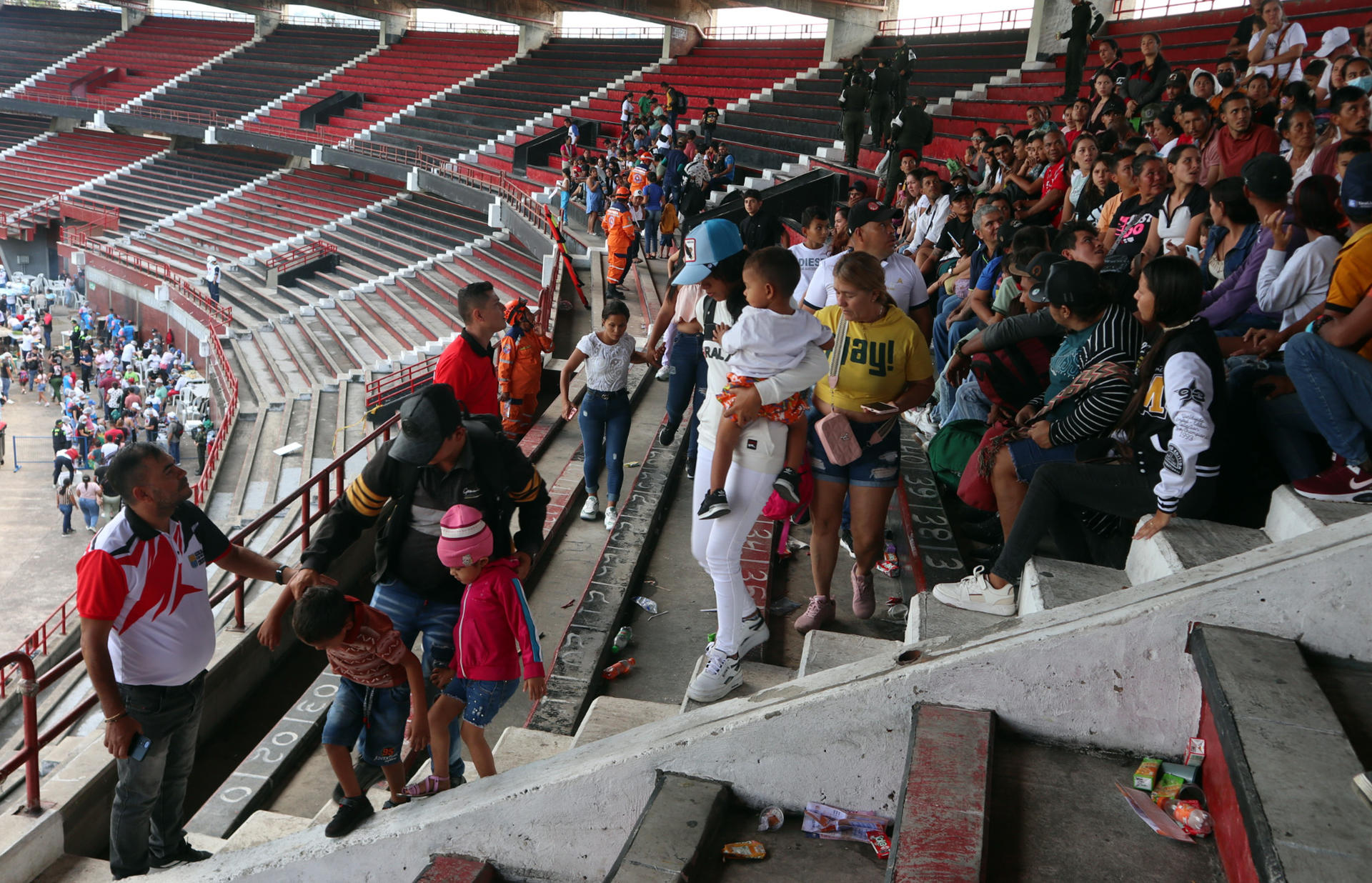 Desplazados por la violencia en el Catatumbo se reúnen en el estadio General Santander, en Cúcuta (Colombia). EFE/ Mario Caicedo