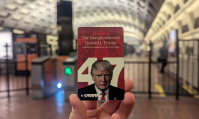 Una persona sostiene una tarjeta del metro conmemorativa con la imagen del presidente electo de Estados Unidos Donald Trump este jueves, en un estación en Washington (Estados Unidos). EFE/ Eduard Ribas