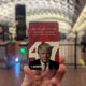 Una persona sostiene una tarjeta del metro conmemorativa con la imagen del presidente electo de Estados Unidos Donald Trump este jueves, en un estación en Washington (Estados Unidos). EFE/ Eduard Ribas