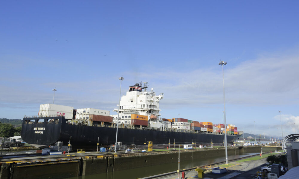 Un barco navega por la esclusas de Miraflores en el pacifico panameño. EFE/ Carlos Lemos