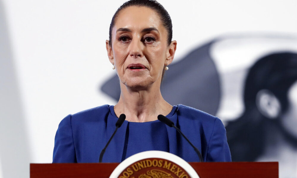 La presidenta de México, Claudia Sheinbaum, habla durante una rueda de prensa este viernes, en el Palacio Nacional de la Ciudad de México (México). EFE/ Mario Guzmán