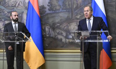 El ministro de Exteriores ruso, Sergei Lavrov (D), y su homólogo armenio, Ararat Mirzoyan, en la rueda de prensa tras su reunión en Moscú, el 21 de enero de 2025. EFE/EPA/ALEXANDER NEMENOV / POOL