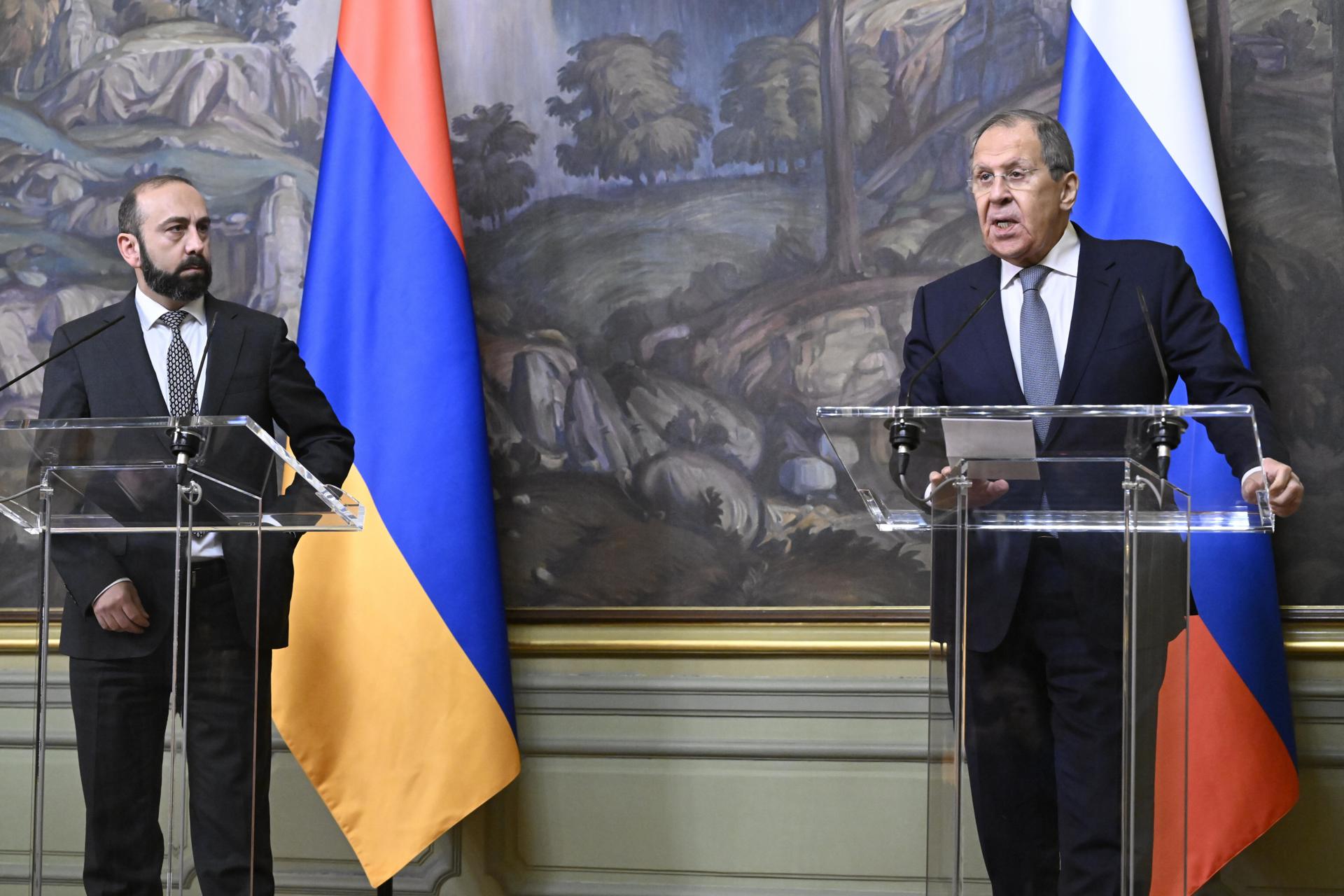 El ministro de Exteriores ruso, Sergei Lavrov (D), y su homólogo armenio, Ararat Mirzoyan, en la rueda de prensa tras su reunión en Moscú, el 21 de enero de 2025. EFE/EPA/ALEXANDER NEMENOV / POOL