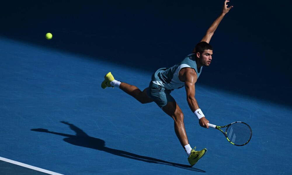 El tenista español Carlos Alcaraz en acción durante su partido de la cuarta ronda contra el inglés Jack Draper de en el Abierto de Australia 2025 en Melbourne, Australia. EFE/EPA/JAMES ROSS