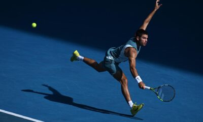 El tenista español Carlos Alcaraz en acción durante su partido de la cuarta ronda contra el inglés Jack Draper de en el Abierto de Australia 2025 en Melbourne, Australia. EFE/EPA/JAMES ROSS