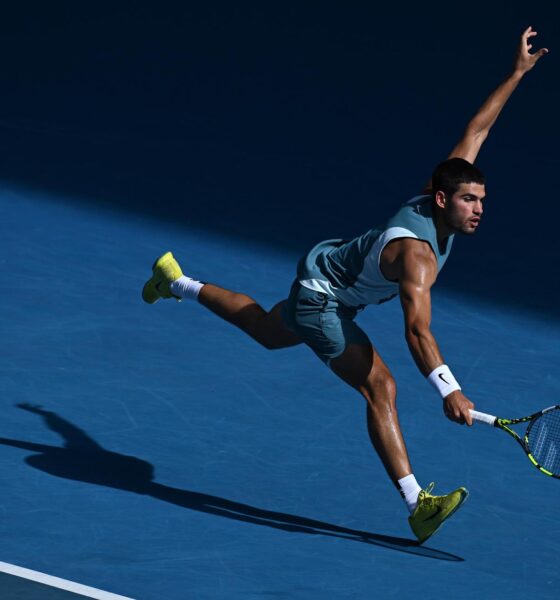 El tenista español Carlos Alcaraz en acción durante su partido de la cuarta ronda contra el inglés Jack Draper de en el Abierto de Australia 2025 en Melbourne, Australia. EFE/EPA/JAMES ROSS