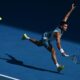 El tenista español Carlos Alcaraz en acción durante su partido de la cuarta ronda contra el inglés Jack Draper de en el Abierto de Australia 2025 en Melbourne, Australia. EFE/EPA/JAMES ROSS