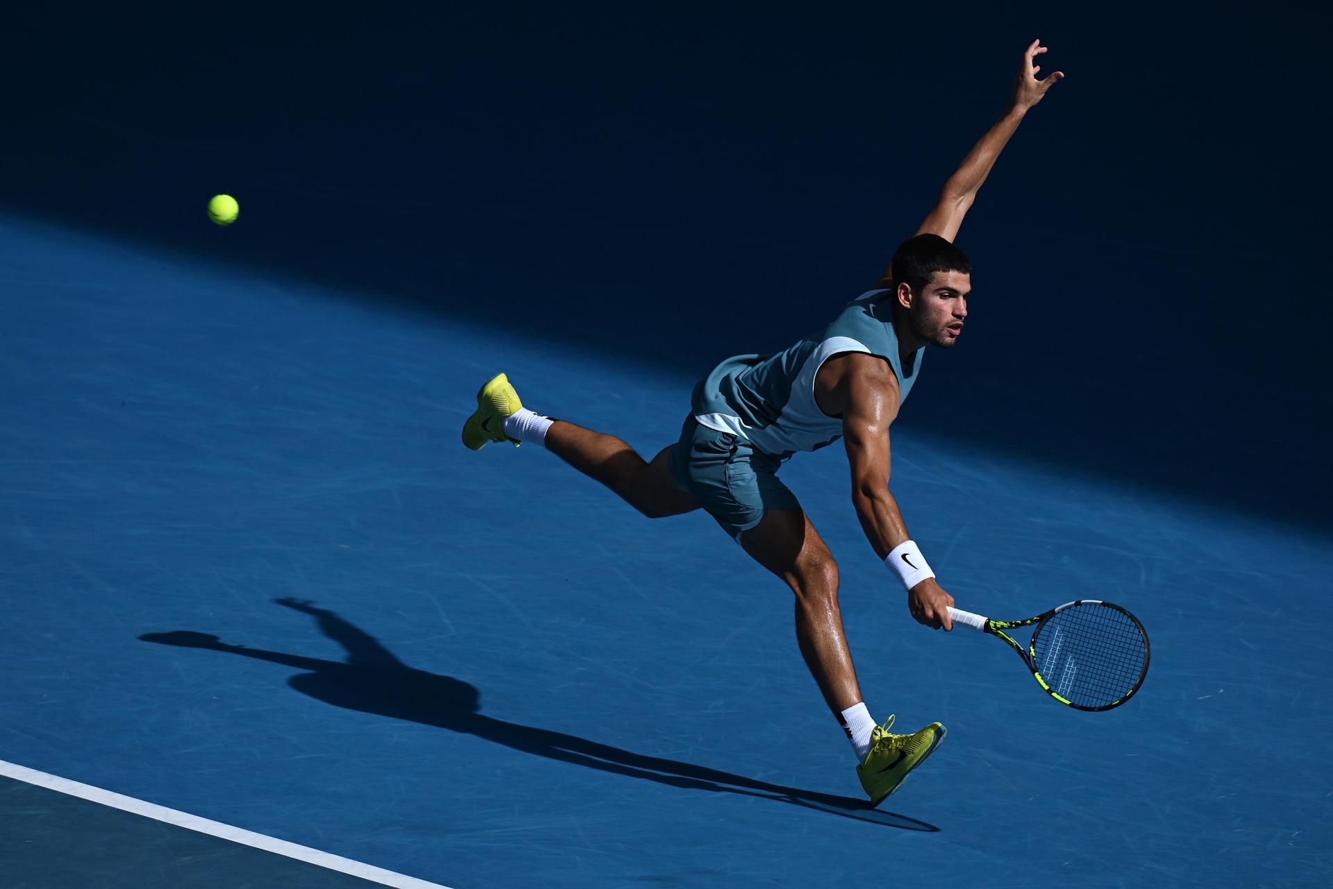 El tenista español Carlos Alcaraz en acción durante su partido de la cuarta ronda contra el inglés Jack Draper de en el Abierto de Australia 2025 en Melbourne, Australia. EFE/EPA/JAMES ROSS