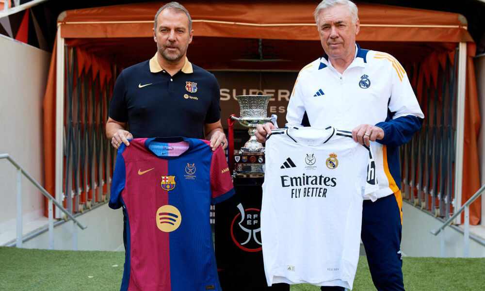 Los entrenadores del Real Madrid CF y el FC Barcelona, Carlo Ancelotti (d) y Hansi Flick (i), respectivamente, han posado este sábado junto al trofeo en el estadio Al Jawhara de Yeda, que mañana acogerá la final de la Supercopa de España. EFE/RFEF/David Aliaga