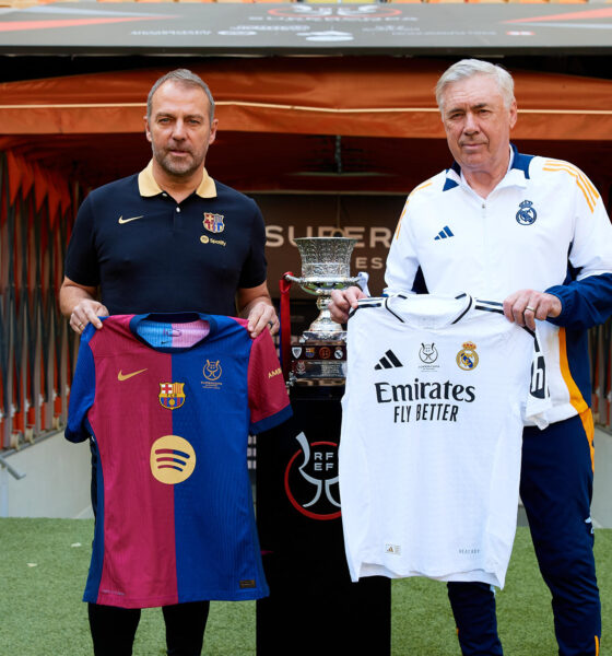 Los entrenadores del Real Madrid CF y el FC Barcelona, Carlo Ancelotti (d) y Hansi Flick (i), respectivamente, han posado este sábado junto al trofeo en el estadio Al Jawhara de Yeda, que mañana acogerá la final de la Supercopa de España. EFE/RFEF/David Aliaga