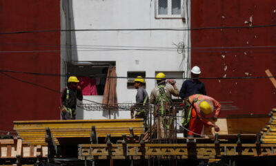 Fotografía de archivo de trabajadores en una construcción en la Ciudad de Buenos Aires (Argentina). EFE/ Juan Ignacio Roncoroni