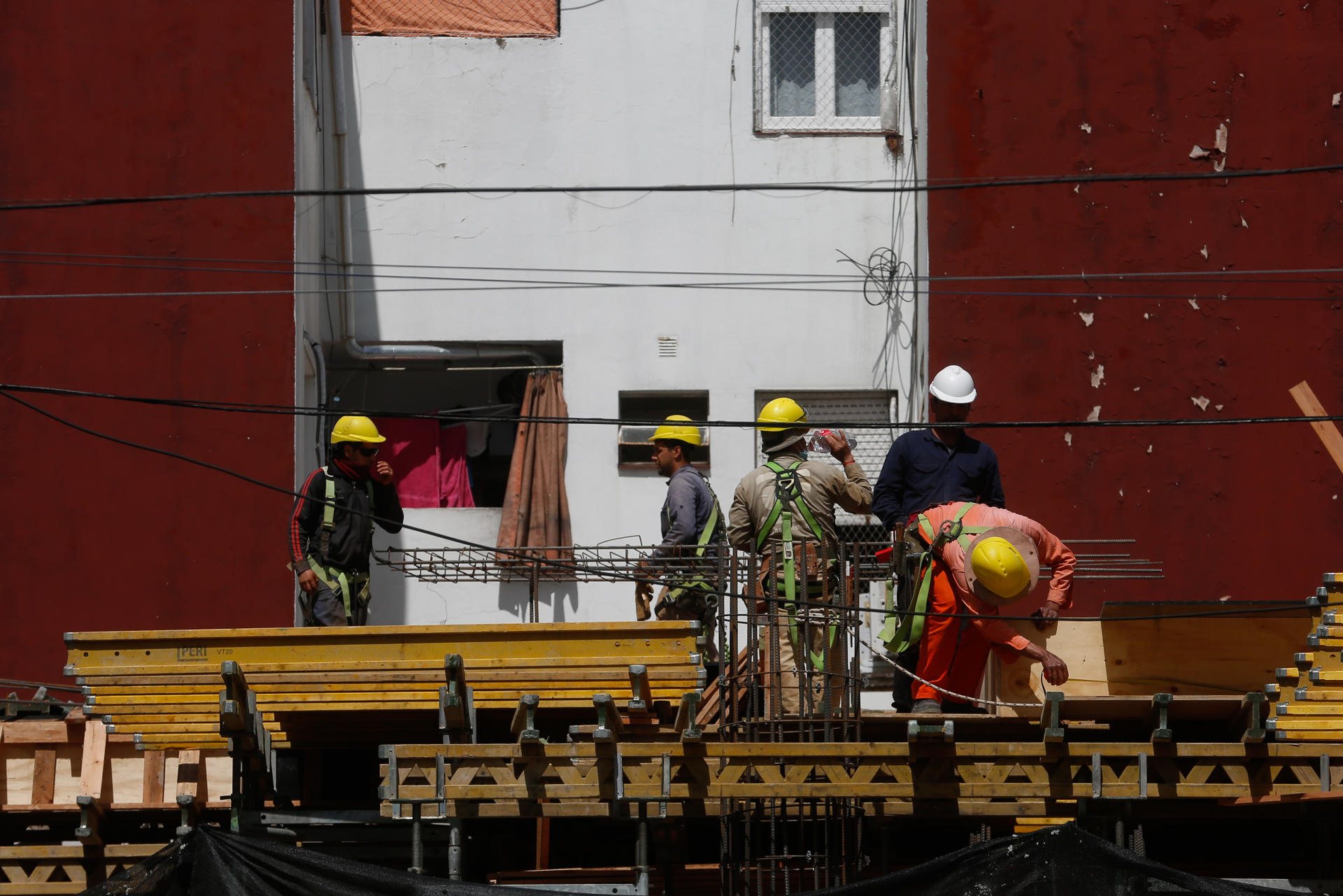 Fotografía de archivo de trabajadores en una construcción en la Ciudad de Buenos Aires (Argentina). EFE/ Juan Ignacio Roncoroni