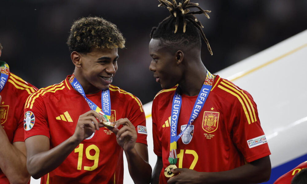 La dupla Lamine Yamal y Nico Williams con las medallas que les acreditan campeones de Europa, en una foto de archivo. EFE/Alberto Estévez