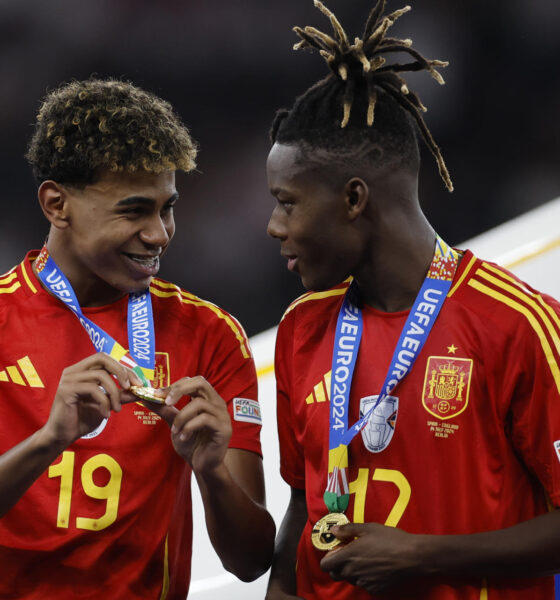 La dupla Lamine Yamal y Nico Williams con las medallas que les acreditan campeones de Europa, en una foto de archivo. EFE/Alberto Estévez