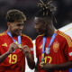 La dupla Lamine Yamal y Nico Williams con las medallas que les acreditan campeones de Europa, en una foto de archivo. EFE/Alberto Estévez