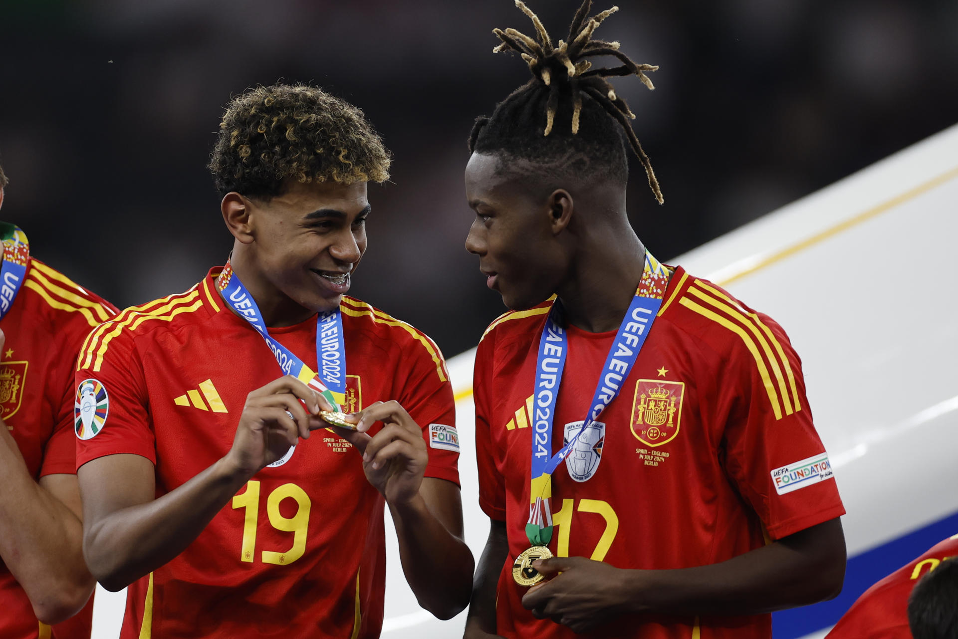 La dupla Lamine Yamal y Nico Williams con las medallas que les acreditan campeones de Europa, en una foto de archivo. EFE/Alberto Estévez