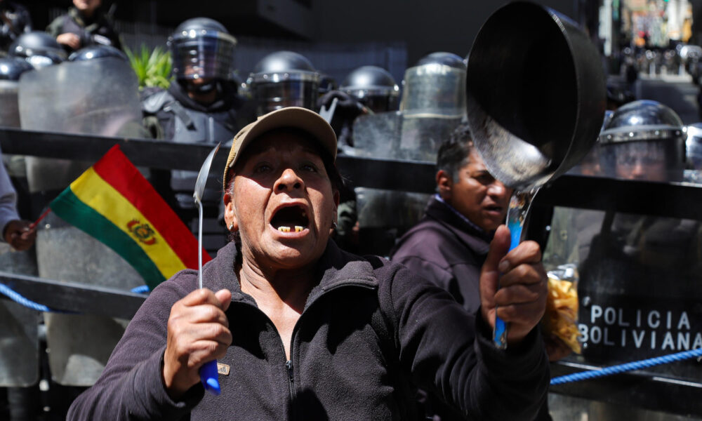 Una simpatizante del expresidente boliviano Evo Morales (2006-2019) marcha en La Paz en contra de los procesos judiciales al exmandatario. EFE/ Gabriel Márquez