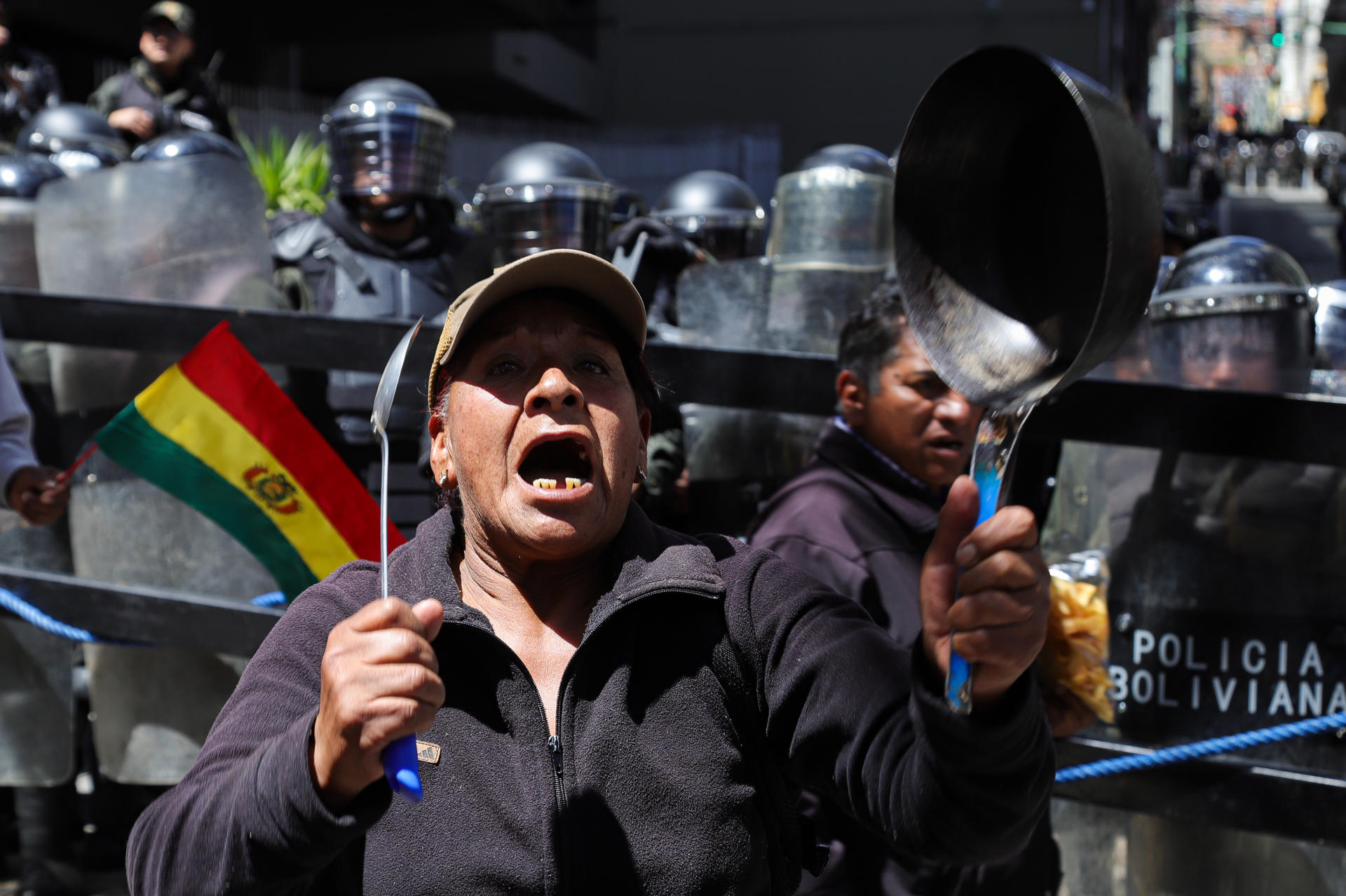 Una simpatizante del expresidente boliviano Evo Morales (2006-2019) marcha en La Paz en contra de los procesos judiciales al exmandatario. EFE/ Gabriel Márquez