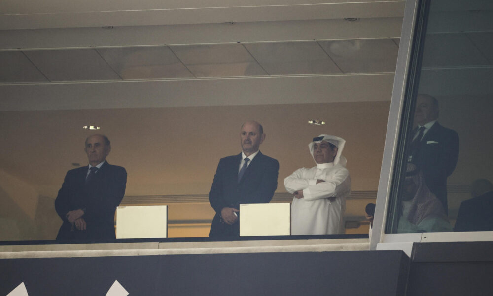 El presidente de la Real Federación Española de Fútbol, Rafael Louzán (2i), y el presidente de honor del Real Madrid, José Martínez Pirri (i), en el palco de autoridades durante el partido de semifinales de la Supercopa de España disputado en Yeda. EFE/ Alberto Estévez