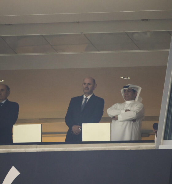 El presidente de la Real Federación Española de Fútbol, Rafael Louzán (2i), y el presidente de honor del Real Madrid, José Martínez Pirri (i), en el palco de autoridades durante el partido de semifinales de la Supercopa de España disputado en Yeda. EFE/ Alberto Estévez